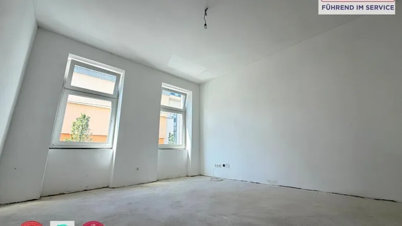 Heller Raum mit zwei Fenstern und Rohbauzustand, bereit für den Innenausbau und individuelle Gestaltung.