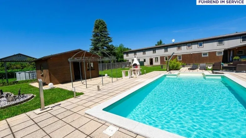 Außenansicht mit Pool