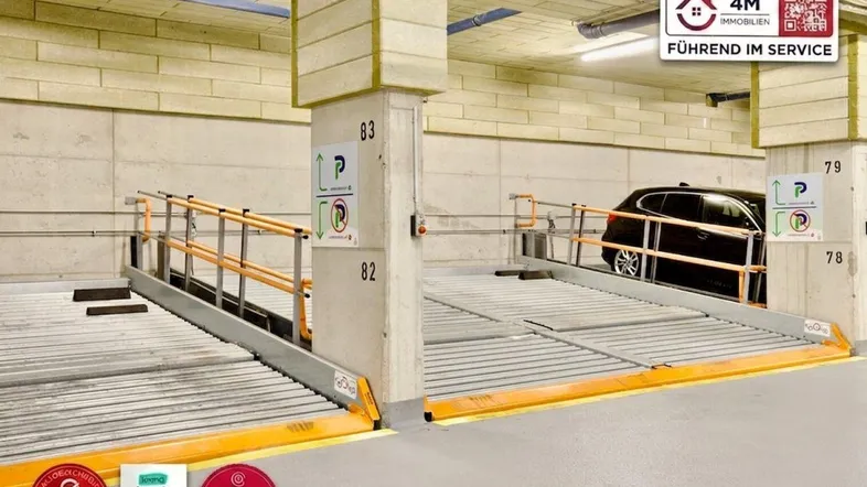 Tiefgarage mit mehreren mechanischen Parkplattformen und einem geparkten Fahrzeug.