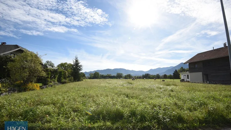 Sonniges Grundstück mit weitem Blick auf die umliegende Landschaft und Berge.