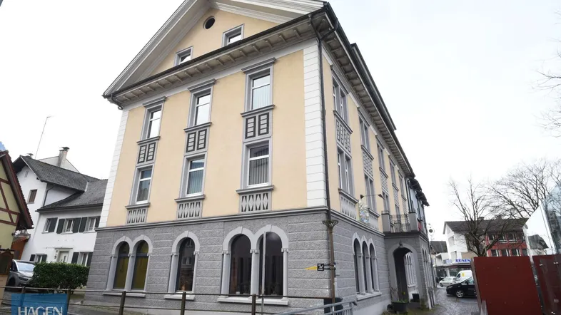 Historisches Gebäude mit klassischer Fassade und mehreren Fenstern, gut erhalten und gepflegt.