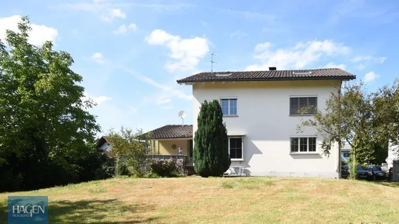 Großes Grundstück mit vermietbarem Haus