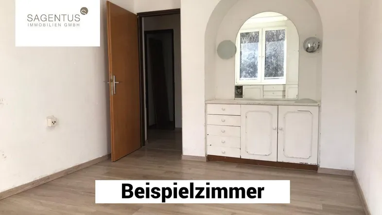 Leeres Zimmer mit hellem Laminatboden, weißen Wänden und einem Einbauschrank mit Spiegelnische.