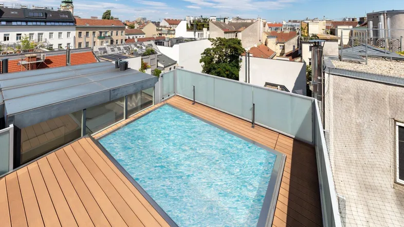 Pool mit Deck