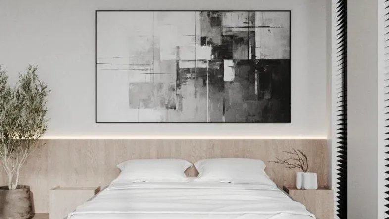 Modernes Schlafzimmer mit minimalistischem Design, Holzakzenten und einem großen Kunstwerk über dem Bett.