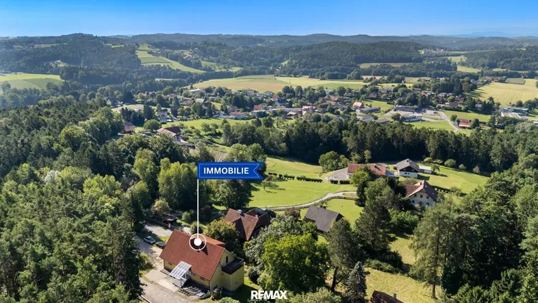 Luftaufnahme des Anwesens in ländlicher Umgebung mit umliegenden Wäldern und Feldern.