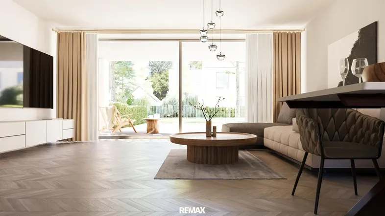 Helles, modernes Wohnzimmer mit Parkettboden, großen Fenstern und Zugang zum Gartenbereich.