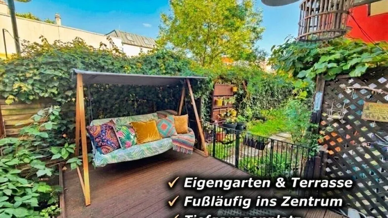 Gemütliche Terrasse mit Schaukel und üppiger Begrünung, ideal zum Entspannen im Freien.