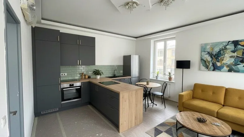 Moderne offene Küche mit Wohnbereich, grauen Schränken, Holzakzenten und einem gelben Sofa.