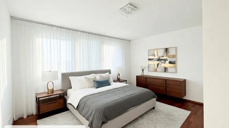 Helles Schlafzimmer mit modernem Bett, Nachttischen und einem Sideboard, virtuell inszeniert.