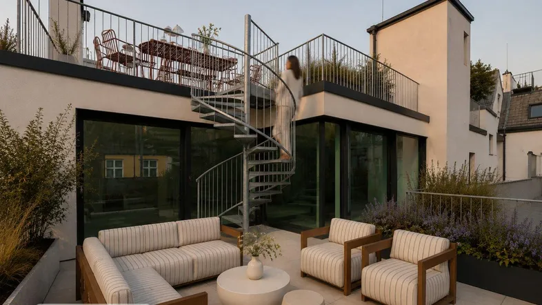 Stilvolle Terrasse mit Sitzgelegenheiten und einer eleganten Wendeltreppe, die zu einer oberen Ebene führt.