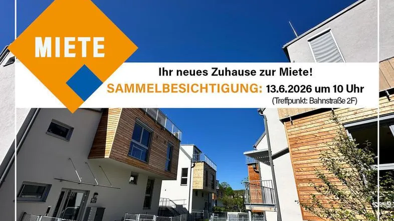 Moderne Reihenhäuser mit weißer Fassade und Holzverkleidung unter blauem Himmel, mit Informationen zur Besichtigung.