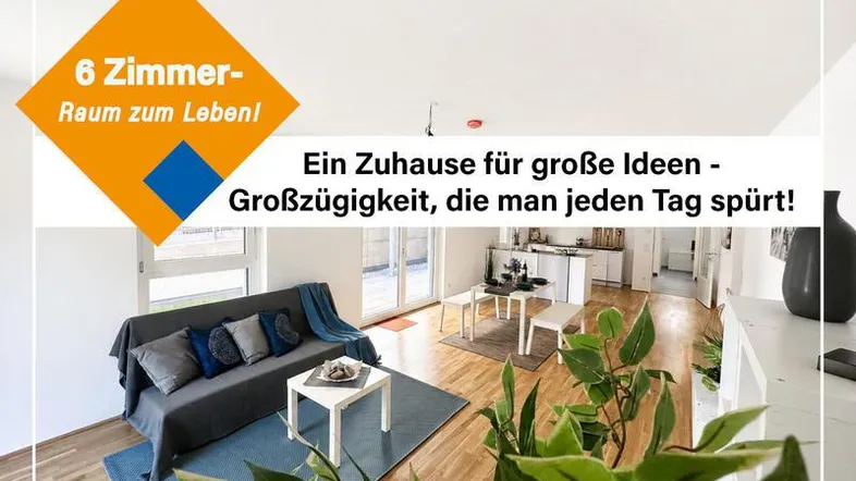 Heller offener Wohn- und Essbereich mit Holzboden, gemütlichem Sofa und Blick auf die Terrasse.