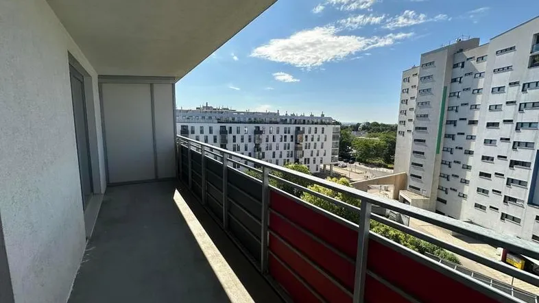 Geräumiger Balkon mit Blick auf die umliegenden Gebäude und den blauen Himmel.