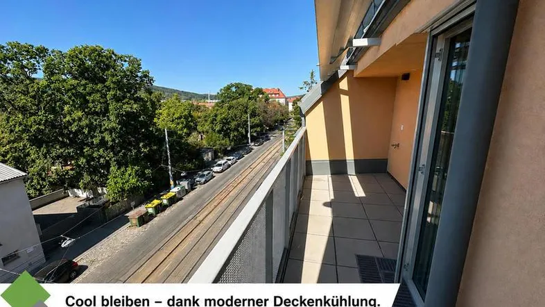 Geräumiger Balkon mit Blick auf die Straße und die Baumreihe, ideal zum Entspannen im Freien.
