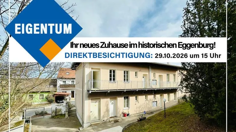 Historisches Gebäude in Eggenburg mit mehreren Balkonen und gepflegter Außenanlage.
