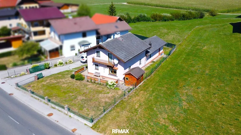 Luftaufnahme des Einfamilienhauses mit Garten und ländlicher Umgebung.