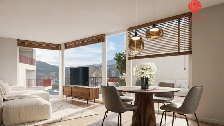 Modernes Wohn- und Esszimmer mit großen Fenstern, Holzboden und Bergblick, das viel natürliches Licht bietet.
