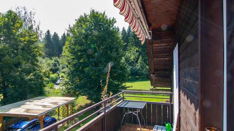 Gemütlicher Balkon mit Markise, Blick ins Grüne und auf den Carport.