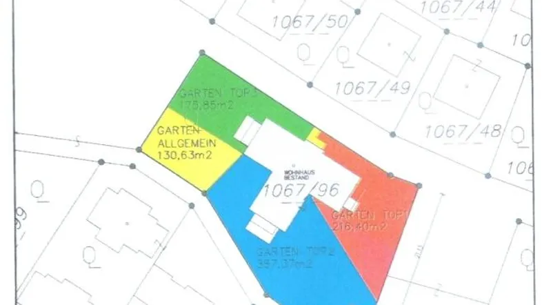 Lageplan des Grundstücks mit farblich markierten Parzellen und zugehörigen Gartenbereichen.