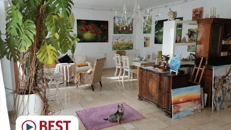 Geräumiger Wohn- und Essbereich mit Fliesenboden, Kronleuchter und kunstvoller Deckenmalerei.