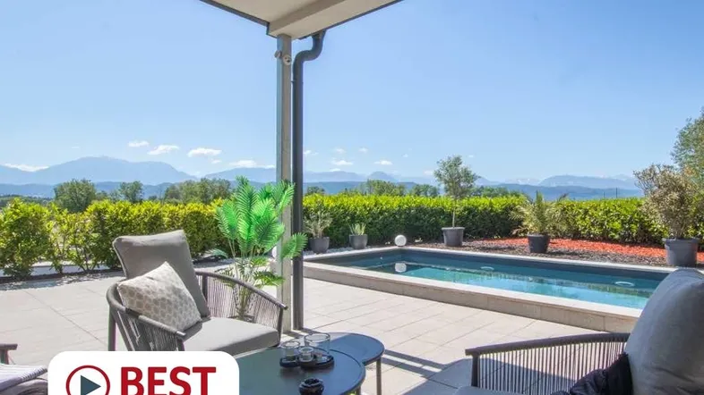 Gemütliche Terrasse mit Sitzgelegenheiten, Pool und weitem Blick auf die Berge.