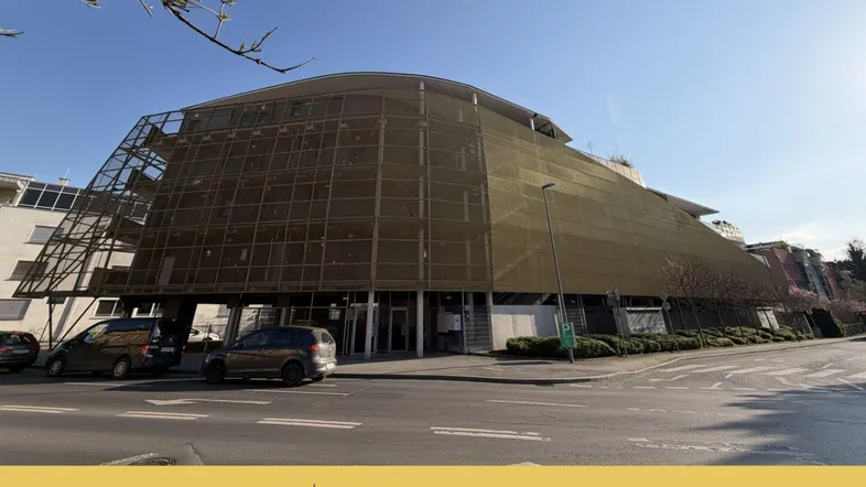 Modernes Gebäude mit markanter Fassadenverkleidung und umliegender Straße in Graz.