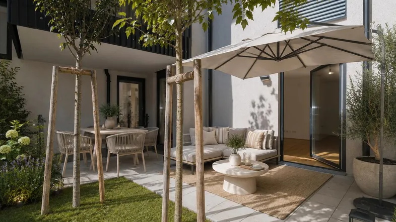 Gemütliche Terrasse mit Sitzbereich, Sonnenschirm und kleinem Garten, ideal zum Entspannen im Freien.