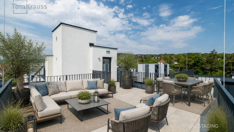 Geräumige Dachterrasse mit bequemen Loungemöbeln und Essbereich unter blauem Himmel.