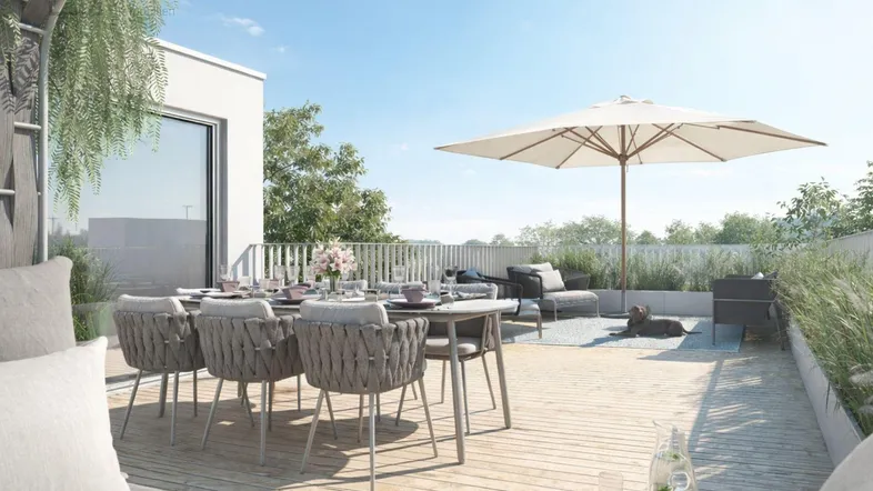 Große Dachterrasse mit Essbereich, Lounge-Möbeln und Sonnenschirm, ideal für Entspannung im Freien.