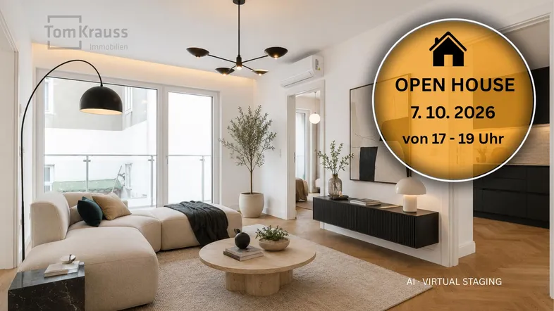 Helles, modern eingerichtetes Wohnzimmer mit beigem Sofa, Holzboden und Zugang zu einem Balkon.