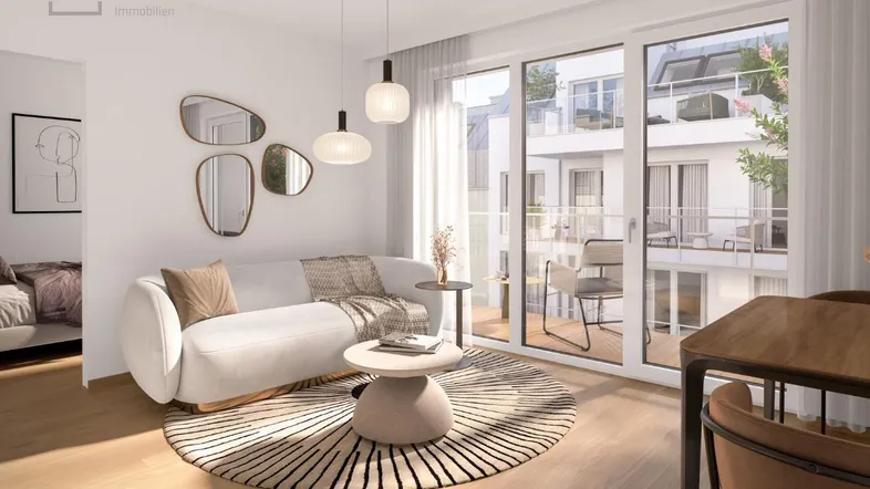 Helles Wohnzimmer mit modernem Sofa, Holzboden und Zugang zu einem Balkon oder einer Terrasse.