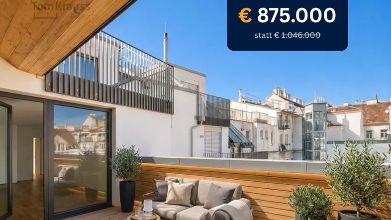 Möblierte Dachterrasse mit Holzboden, Sitzgelegenheiten und Blick auf die Stadt.