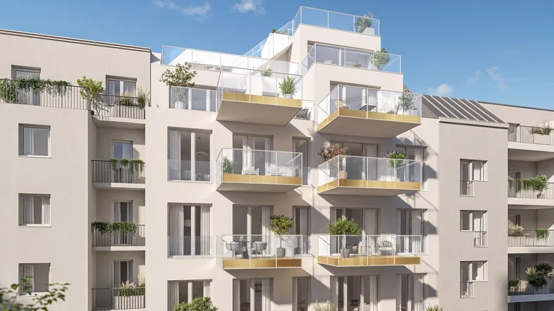 Moderne Wohnanlage mit mehreren Balkonen und Dachterrassen unter blauem Himmel.