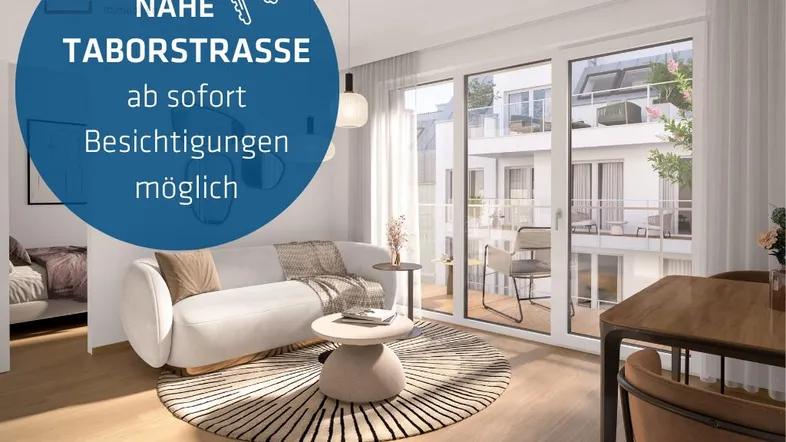 Helles Wohn- und Esszimmer mit modernem Sofa, Holzboden und Zugang zu einem Balkon.