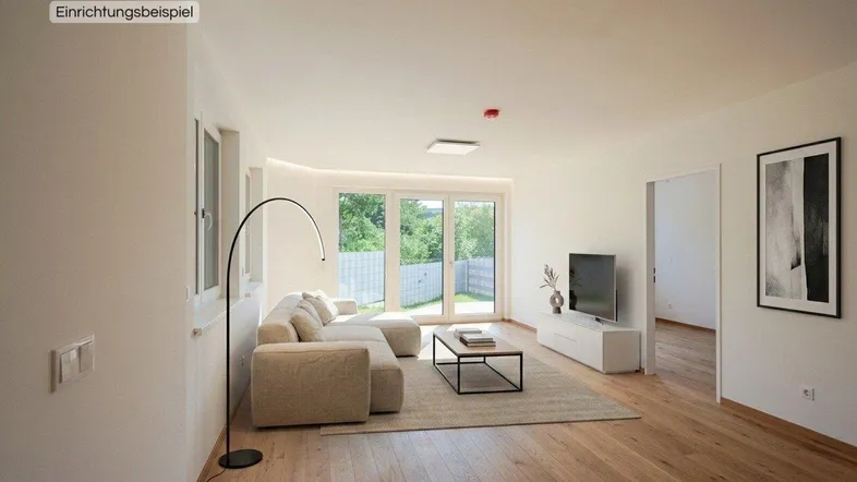 Helles Wohnzimmer mit modernem Sofa, Holzboden und Zugang zu einer Terrasse oder Garten.