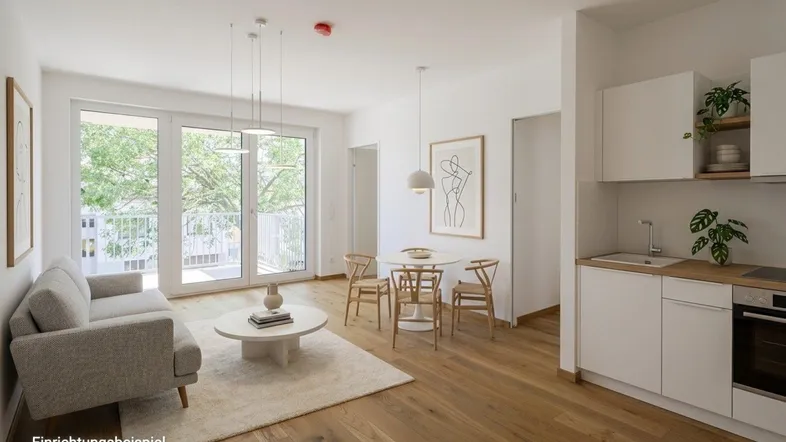 Helles Wohn-Esszimmer mit offener Küche, Holzboden und Zugang zu einem Balkon.