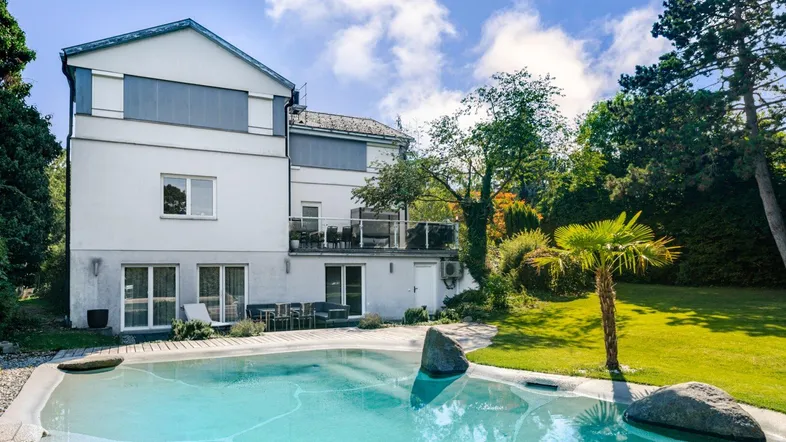 Privates Refugium mit Design-Pool