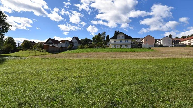 Panoramablick auf das weitläufige Grundstück mit mehreren Wohnhäusern in ländlicher Umgebung.