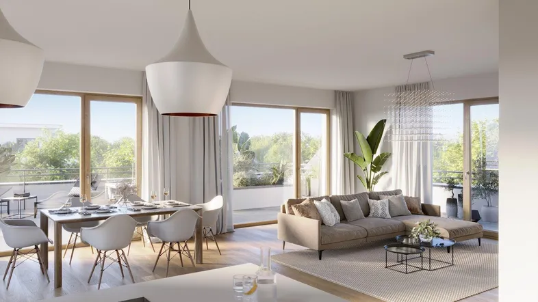 Helles, offenes Wohn-Esszimmer mit moderner Einrichtung, Holzboden und Zugang zu einem Balkon.