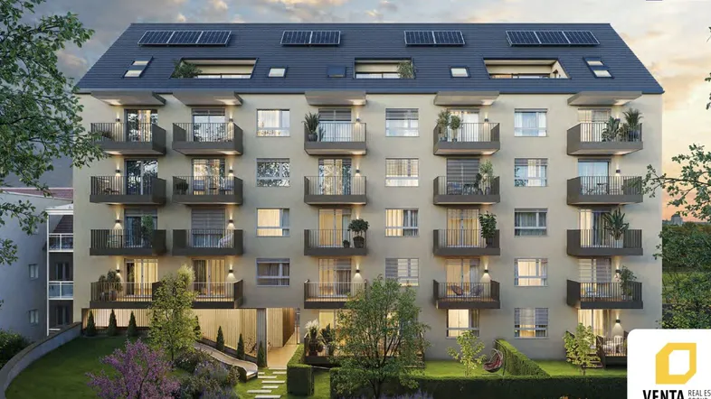 Moderne Wohnanlage mit mehreren Balkonen, Solarpaneelen auf dem Dach und gepflegter Grünfläche.