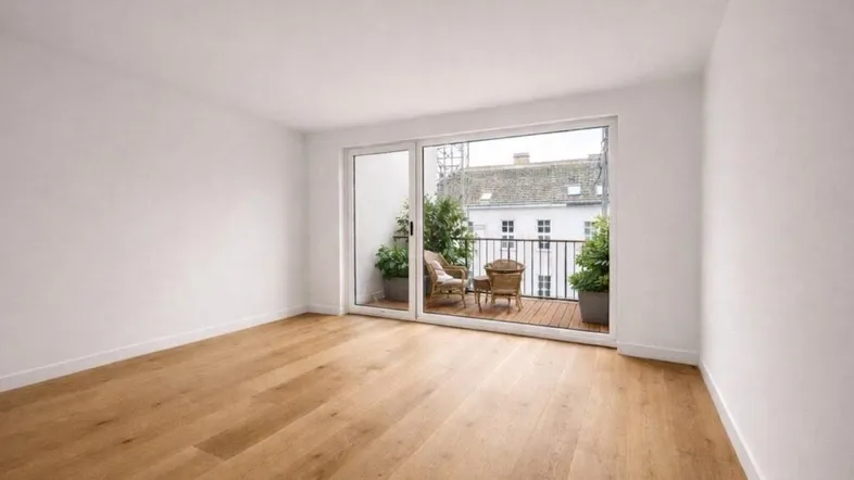 Heller Wohnraum mit neuem Parkettboden und Zugang zu einem kleinen Balkon.