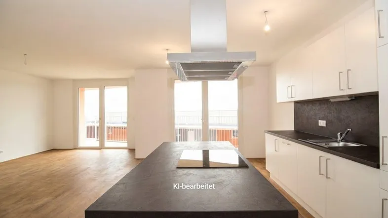 Moderne offene Küche mit Kochinsel, Dunstabzugshaube und Zugang zu einem Balkon. Heller Parkettboden.