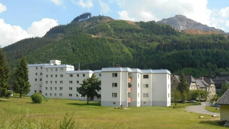 Vordernbergerstr mit Erzberg im Hintergrund