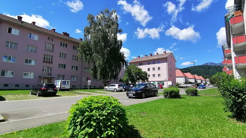 Gebäude und Straßenansicht