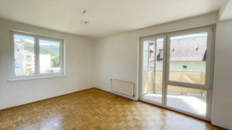 Wohnzimmer mit Balkon