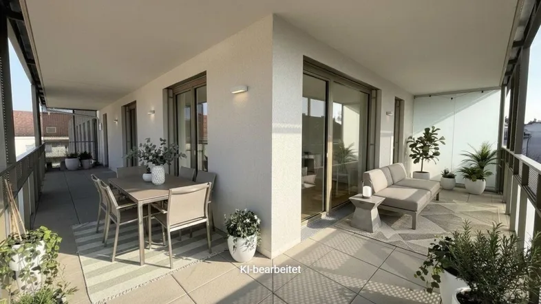 Geräumiger Balkon mit Essbereich und Lounge-Möbeln, ideal zum Entspannen im Freien und mit Blick auf die Umgebung.