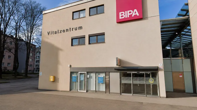 Außenansicht eines modernen Geschäftsgebäudes mit der Aufschrift "Vitalzentrum" und einem roten BIPA-Schild.