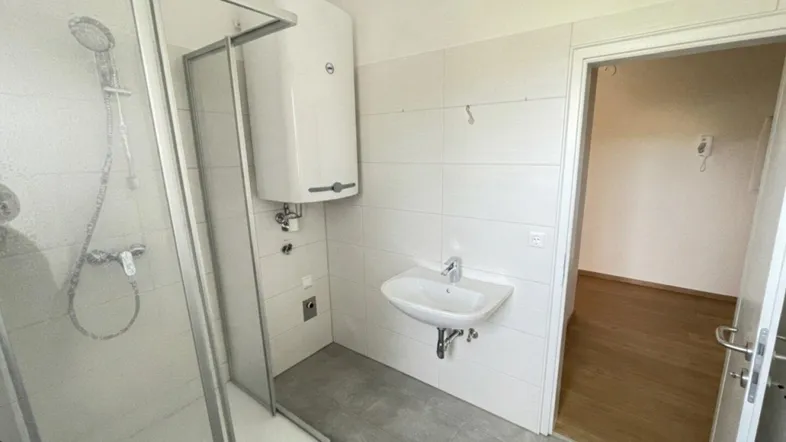 Symbolfoto Bad mit Dusche nach Sanierung