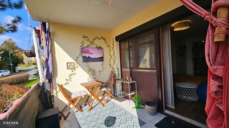 Gemütlicher Balkon mit Sitzgelegenheiten und Blick auf die Umgebung, ideal zum Entspannen.